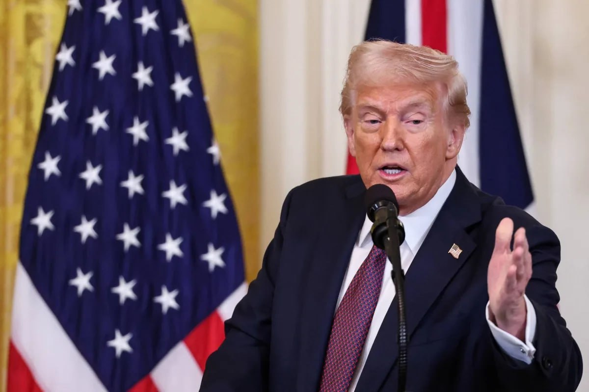 Трамп намерен создать запасы критически важных минеральных ресурсов на сумму 12 миллиардов долларов чтобы снизить зависимость от Китая Этот проект получивший название Project Vault объединит частный капитал в размере 1 67 миллиарда долларов с кредитом в 10 миллиардов долларов от Экспортно импортного банка США для закупки и хранения полезных ископаемых для автопроизводителей технологических компаний и других предприятий jkinvest news jkinvest