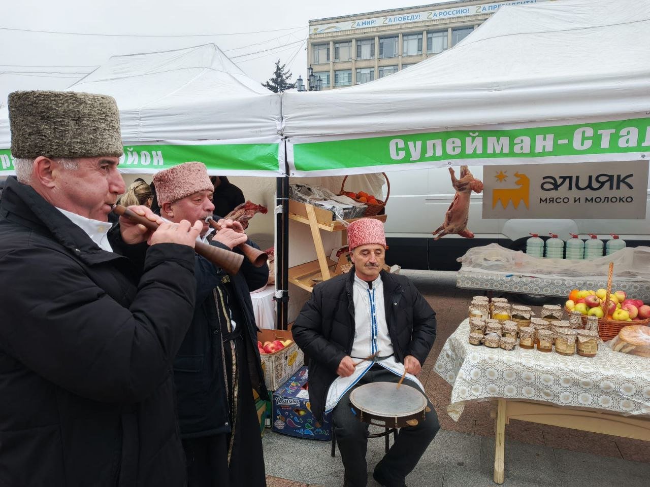 На центральной площади Махачкалы проходит ярмарка-выставка, приуроченная к празднованию Дня работника сельского хозяйства и перерабатывающей промышленности.  Более 20 районов Дагестана, десятки предприятий АПК республики, аграрные научные и образовательные организации представляют мясную и молочную продукцию, мед, фрукты, овощи, изделия из шерсти, рыбу, виноград, оборудование для отрасли, достижения в селекции и семеноводстве.  В праздновании участвуют министр сельского хозяйства и продовольствия РД Мухтарбий Аджеков, заместители министра.