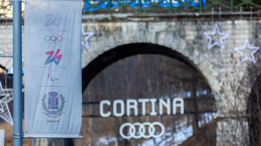 Оказалось что российские спортсмены выступающие на Олимпийских играх 2026 года в нейтральном статусе не получили от организаторов в подарок мобильные телефоны Во вторник 17 февраля об этом написал ски альпинист Никита Филиппов Выяснилось что южнокорейская компания и спонсор МОК представила эксклюзивную версию смартфона для участников зимней Олимпиады в Италии телефоны вручают участникам Игр при заселении в олимпийскую деревню Но для россиян они мобильнички зажали