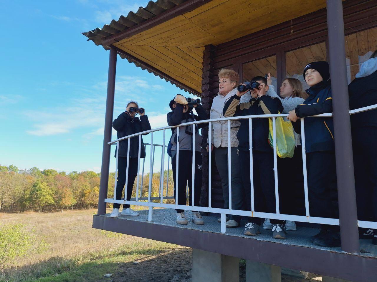 ‍  В биосферном заповеднике "Аскания-Нова" проводили журавлей в дальний путь   В рамках образовательной программы, направленной на изучение миграции птиц, учащиеся ГБОУ ХО «Григорьевская школа» посетили биосферный заповедник «Аскания-Нова».  18 октября завершилась акция «Летят журавли», ежегодно проводимая в октябре и означающая начало долгих перелётов птиц на юг, где они проведут зиму.  В сопровождении сотрудников отдела эколого-просветительской работы заповедника учащимся предоставилась возможность подняться на орнитологический наблюдательный пункт, чтобы понаблюдать за осенним отлетом серых журавлей.  Акция завершилась увлекательной лекцией от специалистов заповедника о видах журавлей, проживающих на различных континентах.     «Журавль является священной птицей для всех народов. В России он олицетворяет верность, в Китае журавль символизирует мудрость, честь, красоту, долголетие и бдительность. На Востоке журавль считается посредником между миром богов и людей, а в Якутии он считается птицей счастья», — рассказала специалист отдела эколого-просветительской работы Елена Радченко.