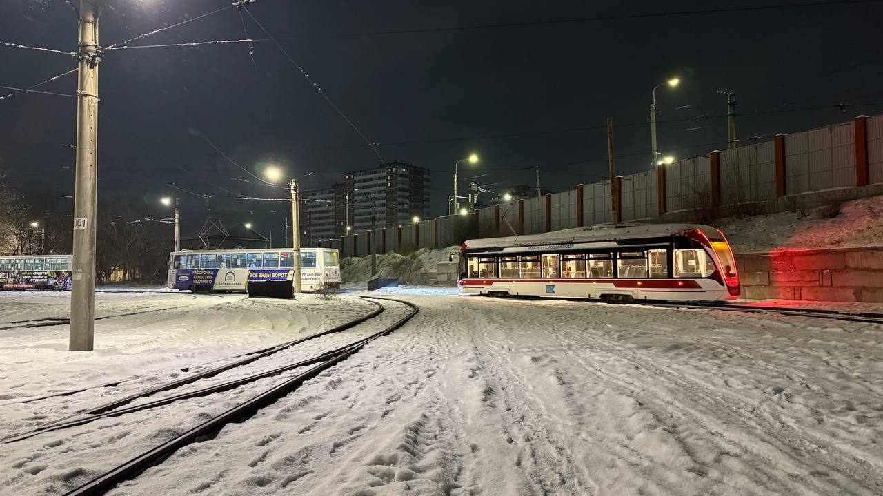 В утренний час пик в Улан Удэ добавили два дополнительных вагона по маршруту 1 Накануне водители трамвая местами самостоятельно расчищали стрелочные переводы Всю ночь службы расчищали пути чтобы трамваи утром в принципе вышли по расписанию Отследить трамваи можно в приложении Умный транспорт сообщает tramvay03 Новости Бурятии