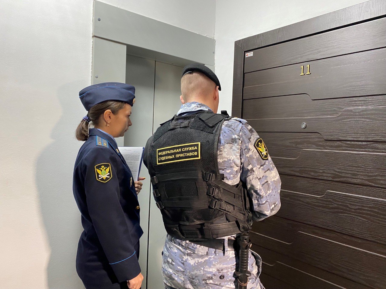 Минюст предлагает повысить до 10 тысяч рублей порог задолженности при котором возможен арест имущества должника Сейчас он составляет 3 тысячи Кроме того Минюст предлагает накладывать арест на имущество должника только на сумму задолженности В ведомстве заявили что новый порядок обращения взыскания на имущество обеспечит соблюдение баланса между правами взыскателя и должника исключив ситуации когда граждане сталкиваются с чрезмерными ограничениями блокировка всех денежных средств на счете запрет регистрационных действий в отношении всего имущества при незначительной сумме долга Наш канал в MAX