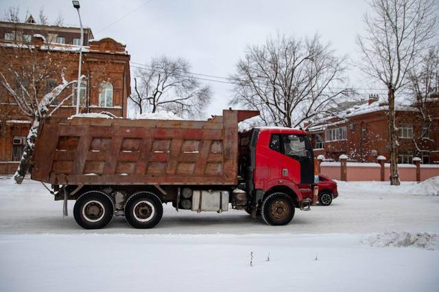 Для борьбы с возможным подтоплением в Благовещенске введен режим повышенной готовности   Мэр Благовещенск Олег Имамеев подписал постановление о введении в городе режима повышенной готовности, это необходимо для мобилизации всех сил и средств для борьбы с возможным подтоплением во время таяния снега.  Учитывая предварительный прогноз специалистов о значительном потеплении в марте в рамках режима повышенной готовности, мы обследовали территорию города, чтобы определить участки, где могут возникнуть риски при обильном таянии снега. На особом контроле находятся реки Чигиринка и Бурхановка, - рассказал начальник городского управления по делам ГО ЧС Виталий Ларионов. – При необходимости для оперативного и эффективного реагирования мы готовы заключить контракты со сторонними организациями на откачку воды и очистку ливневых канализаций от наледи и снега.