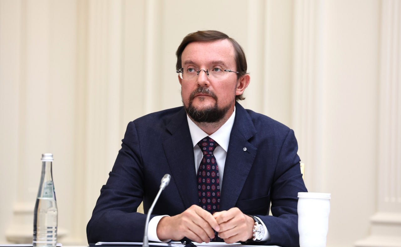 ⏩Председатель «Деловой России» Алексей Репик на пленарном заседании XX съезда бизнес-организации представил президенту Владимиру Путину позицию предпринимательских кругов по возвращению на российский рынок иностранных компаний. «Экономика не должна закрываться. Выход на наш рынок компании из любой страны, как и любую здоровую конкуренцию, мы, конечно, приветствуем. Однако, время, когда мы давали «зеленый свет» всему зарубежному в ущерб себе, безвозвратно прошло. Внутренний инвестор должен быть у нас в абсолютном приоритете», – заявил Алексей Репик. По его мнению, необходимо сформировать объективную и взвешенную позицию по отношению к процессу возвращения иностранных компаний. Компании, которые подвели российских контрагентов и не выполнили своих договорных, гарантийных обязательств, должны при возвращении сначала компенсировать понесенные убытки. Если ущерб нанесен потребителям и гражданам, то нужно внести соответствующую компенсацию в бюджет России, отметил Алексей Репик.