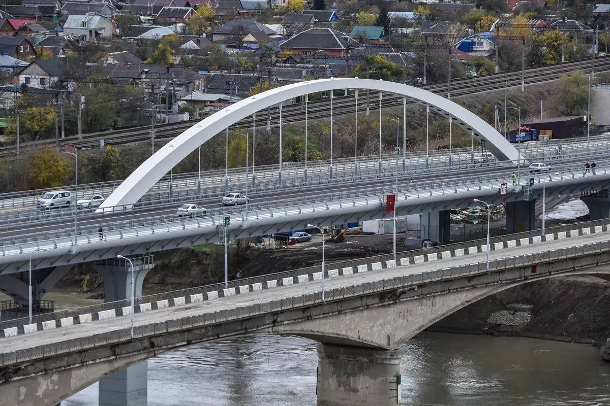 Поселок Яблоновский в Адыгее может стать городом. Посёлок городского типа Яблоновский может стать третьим городом Адыгеи. Присвоить этот статус населённому пункту предложил глава республики Мурат Кумпилов. По его словам, такое решение придаст мощный импульс развитию не только района, но и всей республике. Кубанские Новости