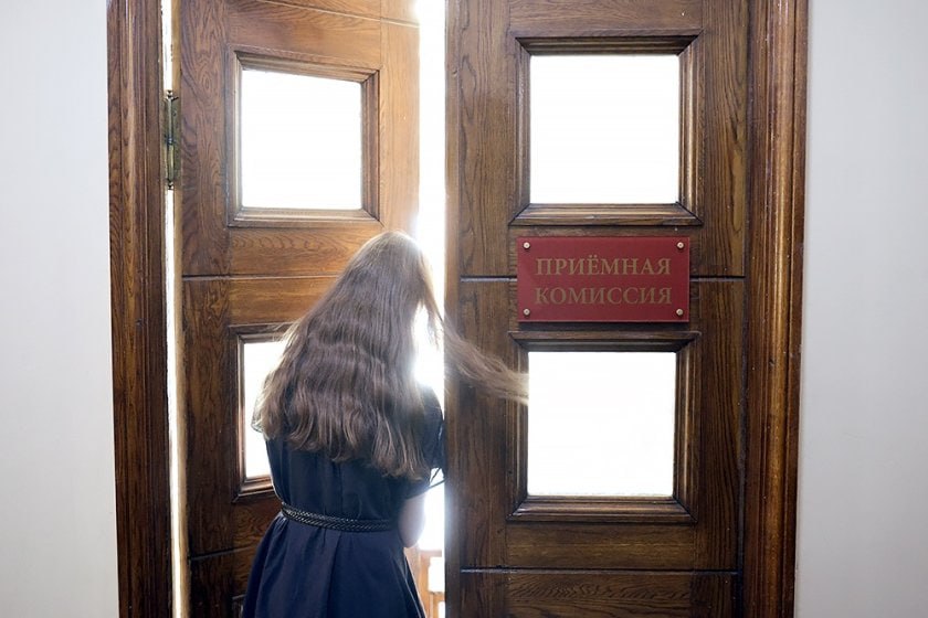 Утверждены правила выделения вузам платных мест и перечень направлений для них Опубликованы важнейшие для высшей школы документы которые как ожидается смогут повысить качество высшего образования в стране В начале этого года на заседании Совета по науке и образованию Владимир Путин отметил платный прием на специальности не востребованные экономикой необходимо ограничить Минобрнауки взялось за разработку подзаконным документов Правила определены на один учебный год 2026 2027 то есть поступать в вузы по новому платники будут уже следующим летом Порядок и сроки определения количества платных мест установлены для всех вузов Но не по всем направлениям подготовки а только по тем которые попали в особый перечень В него вошли 28 специальностей уровня бакалавриата и 12 специалитета Абитуриентам которые планируют поступать платно на эти направления стоит запомнить вас так же как и бюджетников скорее всего ждет конкурс Какие специальности попали в списки читайте на сайте РГ   rg ru 2025 11 21 utverzhdeny pravila vydeleniia vuzam platnyh mest i perechen napravlenij dlia nih html tgm Фото ТАСС Подписаться на Российскую газету в Читать нас в MAX