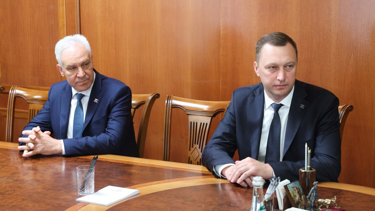 Председатель Совета Федерации Валентина Матвиенко провела встречу с губернатором Саратовской области Романом Бусаргиным Как отметила Спикер верхней палаты, в рамках Дней Саратовской области состоялись содержательные обсуждения на заседаниях комитетов верхней палаты. «Это хорошая возможность рассказать о своих достижениях и проблемах, поделиться опытом работы». По словам Председателя СФ, за последние годы в регионе было многое сделано и есть все возможности для движения вперёд. Валентина Матвиенко особо подчеркнула, что потенциал у Саратовской области огромный, и важно, чтобы он работал на повышение качества жизни граждан. «Будем и дальше вместе взаимодействовать. Сейчас идёт формирование федерального бюджета на следующую трёхлетку, думаю, мы сможем ещё какие-то вопросы продвинуть в бюджет, чтобы поддержать регион». Спикер СФ обратила внимание на сложную демографическую ситуацию в регионе. «В области высокий уровень поддержки семей. Надо глубоко проанализировать ситуацию и посмотреть, почему при таком уровне поддержки рождаемость падает». Роман Бусаргин поблагодарил Совет Федерации за конструктивную совместную работу, за возможность детально обсудить на заседаниях комитетов палаты актуальные для области вопросы. Он напомнил, что Саратовская область в 2019 году уже представляла регион в верхней палате. «В итоговом Постановлении СФ было около 34 пунктов, более 30 из них — выполнены». В беседе приняли участие председатель Саратовской областной Думы Алексей Антонов, сенаторы — представители региона в Совете Федерации — Андрей Денисов и Валерий Радаев.
