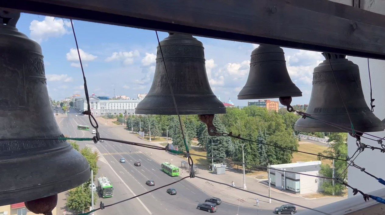 В храмах Курской области 6 августа пройдет поминальный колокольный звон   В годовщину начала вторжения ВСУ в Курскую область, во всех храмах региона пройдут панихиды по погибшим мирным жителям и военнослужащим. В 12:00 одновременно прозвучит поминальный колокольный звон.  Врио губернатора Александр Хинштейн подтвердил, что примет участие в поминальной службе в одном из курских храмов.