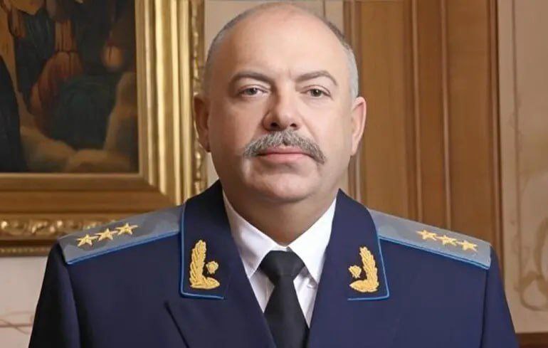 У бывшего генпрокурора Украины Святослава Пискуна нашли более 1 млн евро на вилле во Франции У него изъяли 90 тыс евро наличными около 3 кг золота и 18 часов элитных марок стоимостью более 1 млн евро Он не смог подтвердить происхождение своих средств Французские власти начали уголовное расследование по статье о легализации средств полученных преступным путём Расследование продолжается Тем не менее его отпустили из под стражи сообщает украинское издание ЗН со ссылкой на источники banksta