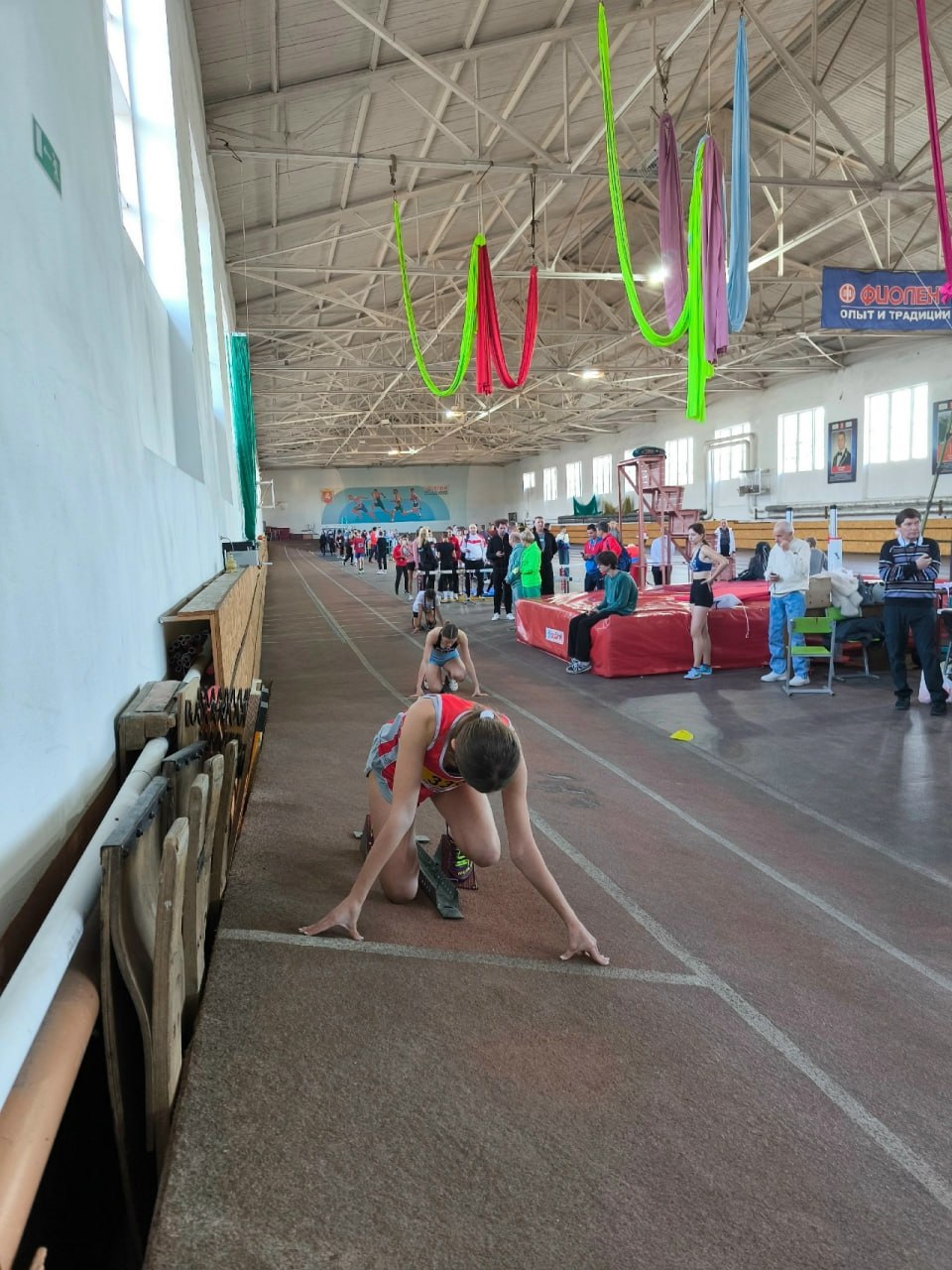 Лучшие легкоатлеты соберутся в Симферополе   В столице Крыма 26 декабря пройдёт кубок Республики по лёгкой атлетике памяти заслуженного тренера Корнева Т Ф Состязаться будут мужчины и женщины в нескольких дисциплинах Тройной прыжок Прыжок в длину и высоту Толкание ядра Бег 6 м с б Бег 60 2000 м Эстафета 4х200 м Крымская федерация лёгкой атлетики Республики Крым crimea24 sport