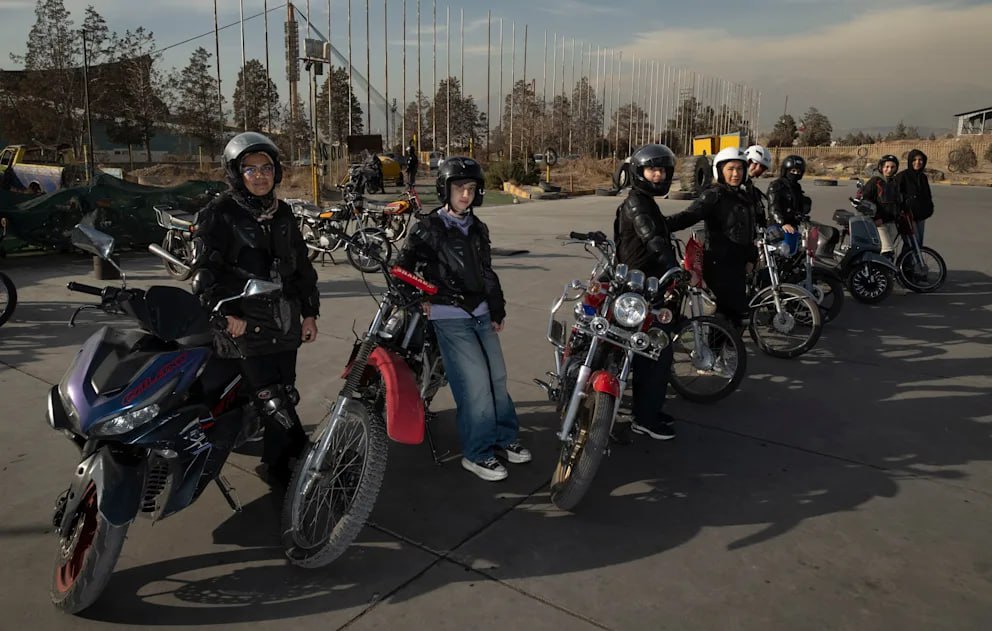 Женщинам в Иране разрешили ездить на мотоциклах и сдавать на права После долгого сопротивления консерваторов Тегеран сдаётся теперь женщинам в Иране официально разрешено ездить на мотоциклах и получать водительские права О введении нового положения объявил вице президент Мохаммад Реза Ареф Тем самым завершилась многолетняя правовая неопределённость до сих пор многие иранки ездили на двухколёсных транспортных средствах с мотором даже без прав поскольку в перегруженных мегаполисах автомобильное движение практически парализовано То есть формально женщины никогда прямо не были лишены права ездить на мотоциклах однако здесь отсутствовала чёткая правовая база Практика выглядела абсурдно иранкам разрешалось покупать и регистрировать мотоциклы но само вождение было запрещено Из за отсутствия однозначного разрешения они рисковали подвергнуться произвольным наказаниям со стороны властей Новое постановление устраняет это противоречие В парламенте в течение нескольких месяцев шли ожесточённые споры ультраконсервативные политики и иранские религиозные деятели резко выступали против инициативы По их мнению для женщины езда на мотоциклах противоречит нормам ислама и при езде на байке невозможно соблюдать предписанную исламскую форму одежды У других противников были иные опасения они боялись что во время демонстраций женщины станут более мобильными и за ними будет сложнее следить Некоторые также утверждали что женщины якобы будут чаще попадать в аварии BILD Russian