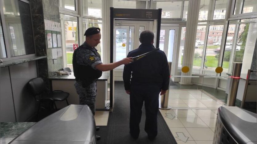 В 2025 году орловцы пытались пронести в суд пистолет и взрывчатку За три месяца этого года жители Орловской области намеревались пронести в здания судов более 500 запрещенных предметов. Посетители делали попытки пройти с огнестрельным, травматическим и газовым оружием, электрошокерами, боеприпасами и другими предметами, которые представляют угрозу безопасности людей Вести-Орел. Подписаться