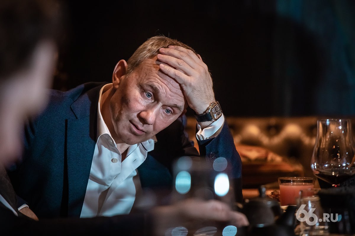 Бывший вице губернатор Свердловской области попросил выпустить его из дома Олегу Чемезову не стали смягчать меру пресечения и продлили ему домашний арест до 15 мая сообщили в пресс службе свердловских судов Ранее адвокат Николай Бердников рассказывал 66 RU что следователи не отпускают Чемезова на лечение в Москву В СИЗО у него случился рецидив серьезного заболевания По версии следствия на посту вице губернатора Чемезов вместе с сообщниками похитил из бюджета региона более 1 млн рублей Показания на Чемезова и его сообщников в числе которых совладелец Облкоммунэнерго Алексей Бобров дал бывший министр энергетики и ЖКХ Николай Смирнов Несмотря на получение взятки он смог остаться на свободе благодаря сделке со следствием   Новости из Екатеринбурга