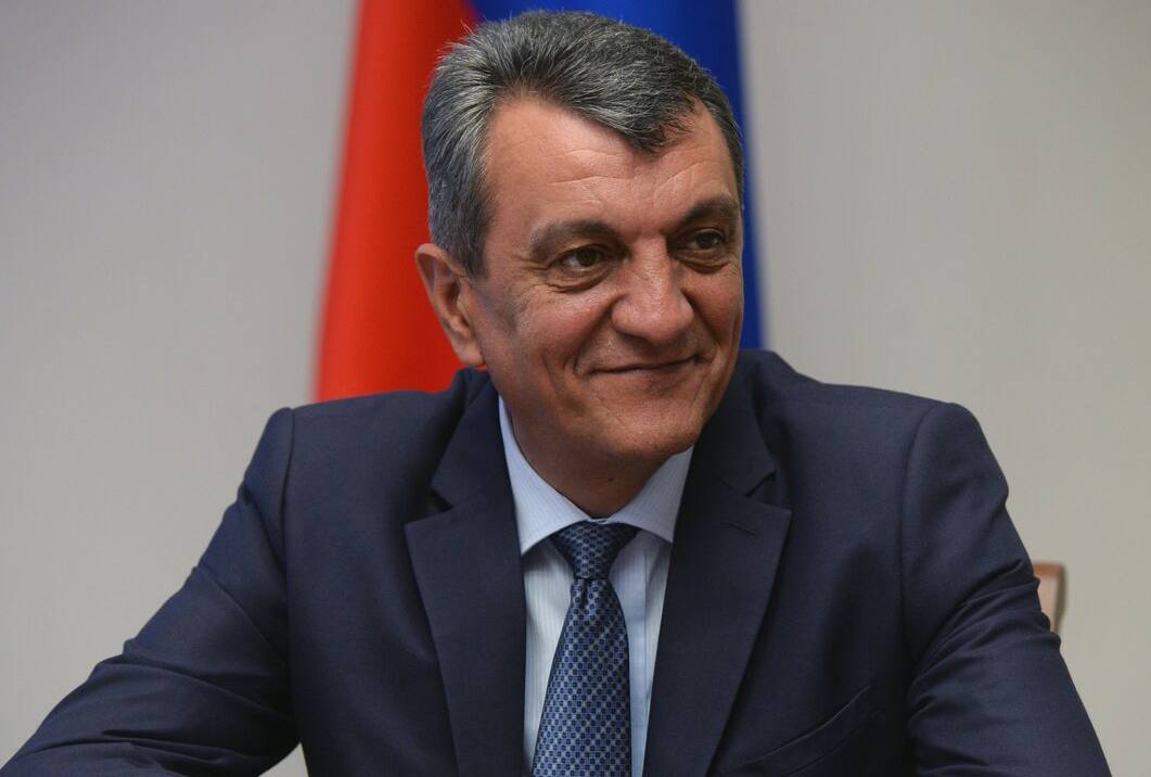 Глава Северной Осетии Сергей Меняйло в пятницу отмечает день рождения ему исполняется 65 лет Сергей Меняйло родился 22 августа 1960 г в г Алагире Северо Осетинской АССР ныне Республика Северная Осетия Алания В 1983 г окончил штурманский факультет Каспийского высшего военно морского краснознаменного училища им С М Кирова ныне Азербайджанское высшее военно морское училище по специальности инженер штурман в 1995 г Военно морскую академию им адмирала Флота Советского Союза Н Г Кузнецова в 2004 г Военную академию Генерального штаба Вооруженных сил РФ Подробнее region15 ru