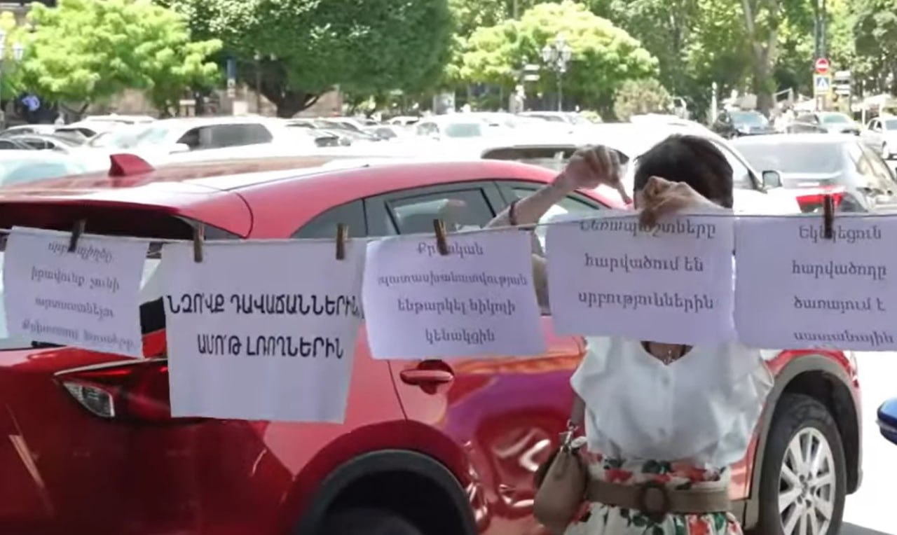 Акция в защиту церкви прошла у здания правительства в Ереване Участники акции в защиту церкви и духовно-национальных ценностей развесили плакаты, осуждающие недавние нападки премьер-министра Армении Никола Пашиняна на церковь, а также воскурили ладан. «Я понимаю, что все сейчас недовольны, назревает борьба, однако никто не осмеливается по каким-то причинам выходить на улицу. Мы не представляем какую-либо политическую силу, нами никто не руководит, и мы никому не подчиняемся. Однако совесть не позволяет нам оставаться дома и заниматься сейчас чем-то иным», - заявила одна из участниц акции Элеонора Манандян. Она убеждена, что Пашинян пересек последнюю красную линию. «Если в этот раз мы снова это стерпим, то вообще не будет смысла считать, что у нас есть Армения, и что мы армяне», - отметила Манандян, добавив, что акции будут продолжены.