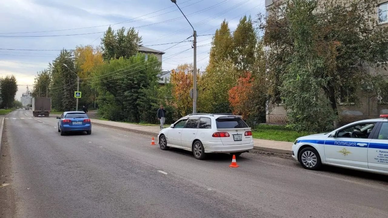 Пожилого мужчину в наушниках насмерть сбила машина в Красноярске.  Как сообщили в полиции, авария произошла на улице Львовской, 52 в 30-ти метрах от нерегулируемого пешеходного перехода. 62-летний мужчина вышел из-за припаркованной машины и переходил дорогу.   В этот момент он попал под «Тойоту», которая ехала со стороны Кишиневской в сторону Аральской. Мужчина скончался до приезда скорой помощи. Погибший в момент аварии был в наушниках, заявляют в ГАИ.