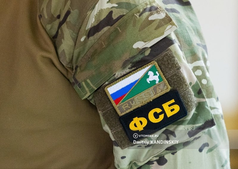 Жителя Томской области обвинили в госизмене за связь со спецслужбами Украины    vtomske.ru/news/210535  Управление ФСБ по Томской области сообщило, что житель региона «оказывал содействие представителям спецслужб и организаций Украины в деятельности, направленной против безопасности РФ».  «Выражая приверженность украинской стороне, обвиняемый осуществлял фотофиксацию военных объектов, расположенных на территории Томской области. Подготовленный материал направлял в адрес противника для дальнейшего его использования при планировании и совершении диверсионно-террористических актов», — говорится в сообщении управления.  Возбуждено уголовное дело по статье 275 УК РФ  государственная измена .  #томск #новоститомска    Прислать новость