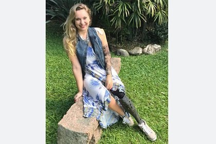 Девушка упавшая в метро и лишившаяся руки и ноги получит 82 млн Суд в Бруклине постановил выплатить эту сумму в пользу бразильской студентки Луизы Янссен Харгер да Силвы которая потеряла руку и ногу после падения под поезд метро в 2016 году 21 летняя Силва находилась на платформе Атлантик авеню со своим молодым человеком когда внезапно потеряла сознание и упала на пути прямо под проезжающий поезд Присяжные встали на сторону пострадавшей признав что транспортные власти знали о проблеме падений пассажиров но не предусмотрели меры безопасности сша общество происшествия мир