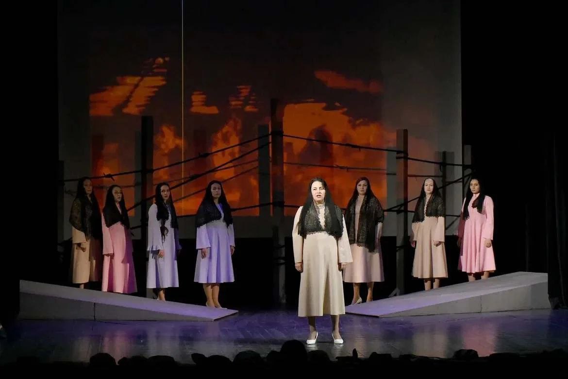 В Оренбурге почтили память Мусы Джалиля 15 февраля исполнится 120 лет со дня рождения поэта и Героя Советского Союза Мусы Джалиля Накануне у памятника на улице Постникова прошла акция читали стихи возложили цветы Племянница поэта Елена Абдеева поблагодарила оренбуржцев за сохранение памяти Празднование продолжилось в татарском драмтеатре спектаклем о судьбе Джалиля автора Моабитских тетрадей написанных в плену В 1944 году поэт был казнён посмертно удостоен звания Героя Советского Союза