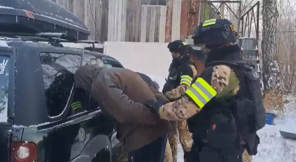 Изъята тонна прекурсоров полиция ликвидировала нарколабораторию в Караганде Департамент полиции Карагандинской области в рамках реализации принципа Закон и порядок продолжает системную работу по противодействию незаконному обороту наркотиков на территории региона Детали 5 ноября сотрудниками подразделения по противодействию наркопреступности при содействии прокуратуры проведена спецоперация в посёлке Сортировка Установлены и задержаны двое жителей области в возрасте от 28 до 30 лет подозреваемые в организации подпольной лаборатории по производству синтетических наркотиков В арендованном доме полицейские изъяли свыше тонны прекурсоров и более 52 кг наркотического вещества Альфа PVP скорость Также изъято оборудование для производства психотропных веществ Цитата Проведённая операция позволила предотвратить выпуск на чёрный рынок порядка 173 тысяч доз синтетических наркотиков Одновременно удалось пресечь вовлечение в преступную деятельность новых участников в том числе потенциальных курьеров закладчиков из числа гражданского населения сообщил начальник управления по противодействию наркопреступности ДП Карагандинской области Галымжан Бекбулатов По предварительным данным подозреваемые арендовали дом с целью организации лаборатории и изготавливали психотропные вещества по указанию куратора Вознаграждение за работу они получали в криптовалюте Подробнее на сайте Ulysmedia kz t me ulysmediatg