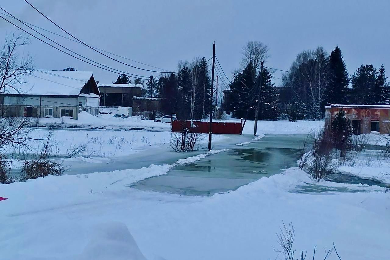 У Енисейска ожидаются колебания уровня воды в Енисее что создает угрозу подтопления Спасатели предупреждают о возможном выходе воды на дороги и приусадебные участки 5 января Городские службы продолжают работать в режиме повышенной готовности хотя режим ЧС был снят Подробнее на Бабре красноярск kras 24