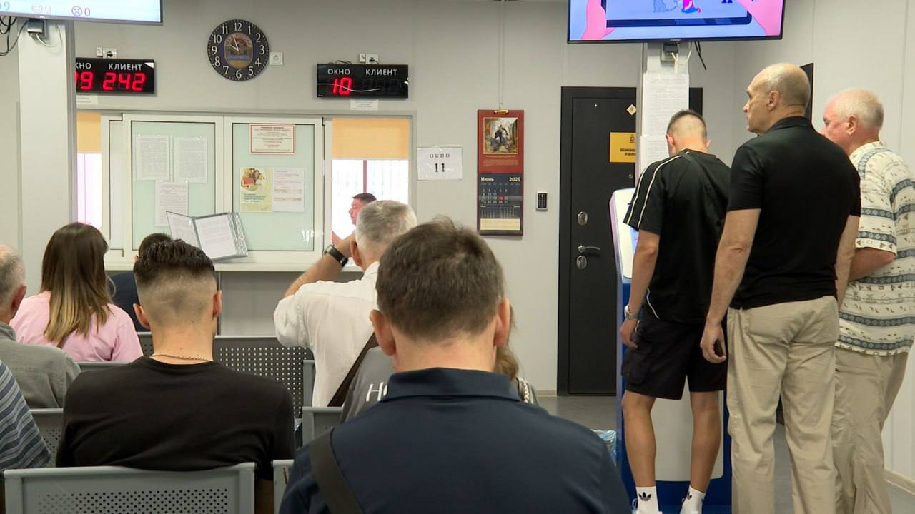 В Севастополе жители ЛНР, ДНР, Запорожской и Херсонской областей смогут зарегистрировать машины или получить водительские права по льготным условиям Обратившиеся в Госавтоинспекцию освобождаются от уплаты госпошлины и технического осмотра автомобилей. Изменения продлятся до 1 января 2026 года. Услугой можно воспользоваться по живой очереди или подать заявление через портал Госуслуг. Легендарный 24 Севастополь
