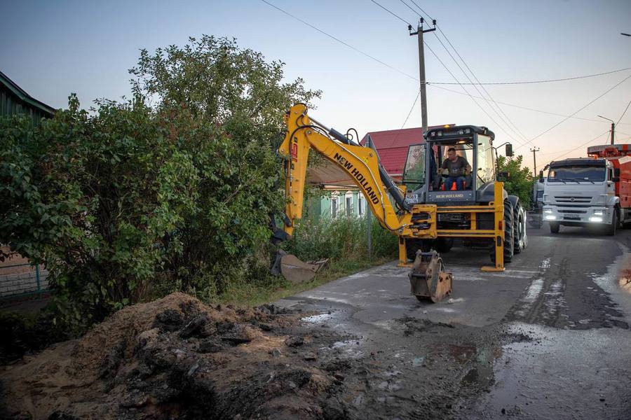 В Курске из-за аварии жителям рекомендуют сделать запас воды  В Курске устраняют аварию на водопроводе на ул. Малиновой. При несанкционированных работах был пробит пластиковый водовод диаметром 630 мм.   На время работ по ликвидации повреждения будет отключено водоснабжение потребителей в районе ул. 50 лет Октября – до ул. 2-я Орловской, Щепкина, Павлуновского, Чехова с прилегающими,  в  Северо-Западном микрорайоне по пр-т. Хрущева, ул. Аэродромной, пр. Дружбы с прилегающими, в  Юго-Западном микрорайоне – пр. В.Клыкова,  Н.Плевицкой, а также в микрорайоне КЗТЗ по ул. Сумской, Ольшанского, Дейнеки, Комарова, Литовской, Энгельса, 3-я Песковской с прилегающими.   По предварительным оценкам специалистов, холодное водоснабжение будет восстановлено к середине завтрашнего дня.   Комитет ЖКХ приносит извинения за доставленные неудобства и просит потребителей сделать запас воды до 22:00. При необходимости будет обеспечен подвоз воды. По факту аварии собственником занимается полиция.  Фото: ВК Курская область