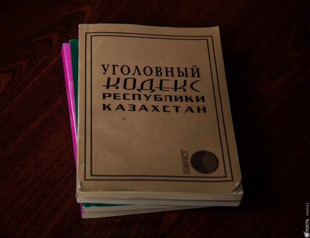 В Казахстане ужесточают уголовную ответственность за производство и распространение наркотиков.   «Предлагается незаконное изготовление, переработку, производство в целях сбыта наркотических средств выделить в отдельную новую статью 297-1 УК РК, за которые предусмотрена ответственность в виде лишения свободы от пятнадцати до двадцати лет либо пожизненное лишение свободы с конфискацией имущества», - рассказал депутат Дмитрий Колода.   Вместе с тем приобретение, хранение, перевозку в целях сбыта, пересылку либо сбыт наркотических средств депутаты предложили оставить в статье 297 УК РК, где «наказание остается также жестким, но будет варьироваться в зависимости от квалифицирующих признаков».   По информации депутата, максимальное наказание будет до 20 лет лишения свободы с конфискацией имущества.