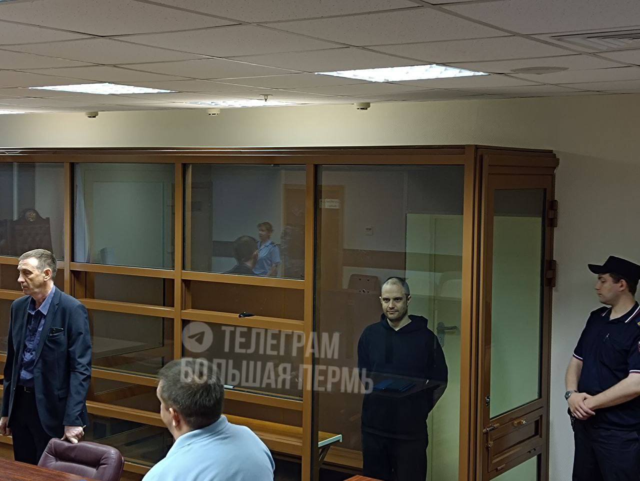 Фотографа, обвиняемого в госизмене, отправили в колонию Суд признал Григория Скворцова виновным и назначил наказание в виде 16 лет заключения в колонии строгого режима, передает корреспондент URA.RU из зала суда. Подписаться Дать «буст»