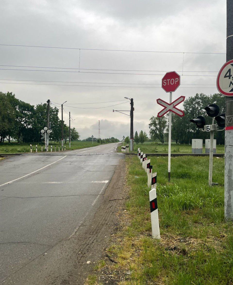 Водитель «девятки» погиб при столкновении с поездом в Краснодарском крае. Сегодня около 17:20 минут в Динском районе на автодороге "Подъезд к станице Васюринской" 67-летний водитель ВАЗ-2109 проехал на запрещающий сигнал семафора и столкнулся с поездом «Ласточка». Водитель автомобиля cкoнчaлcя на месте ДТП до приезда скорой помощи. В поезде никто не пострадал. ТК Краснодар Подписаться