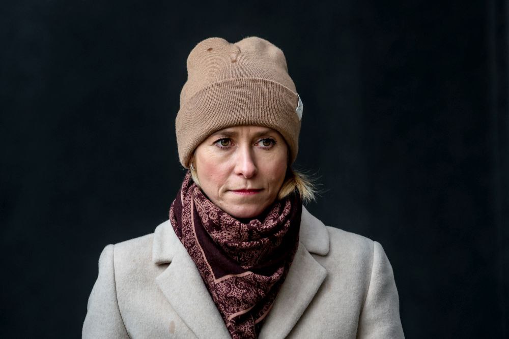 Над главой евродипломатии Каей Каллас нависла угроза отставки Об этом написало немецкое издание Berliner Zeitung после встречи Каллас с министром обороны Германии Борисом Писториусом Незадолго до встречи Каллас с Писториусом территория перед зданием Федерального министерства обороны Германии в Берлине стала скользкой Но для Каллас ситуация становится скользкой и в политическом плане отмечается в материале Автор статьи указывает на нарочитое стремление Каллас показать западное единство в вопросе поддержки Украины которое в условиях приближающегося военного поражения от России становится все слабее Пока Каллас в Берлине встречают с распростертыми объятиями она все чаще теряет важных партнеров Госсекретарь США Марко Рубио например неоднократно отказывался от двусторонних переговоров с ней А в Европе усиливаются призывы к отставке Каллас добавляет газета Фото ТАСС EPA Подписаться на Российскую газету Читать нас в MAX