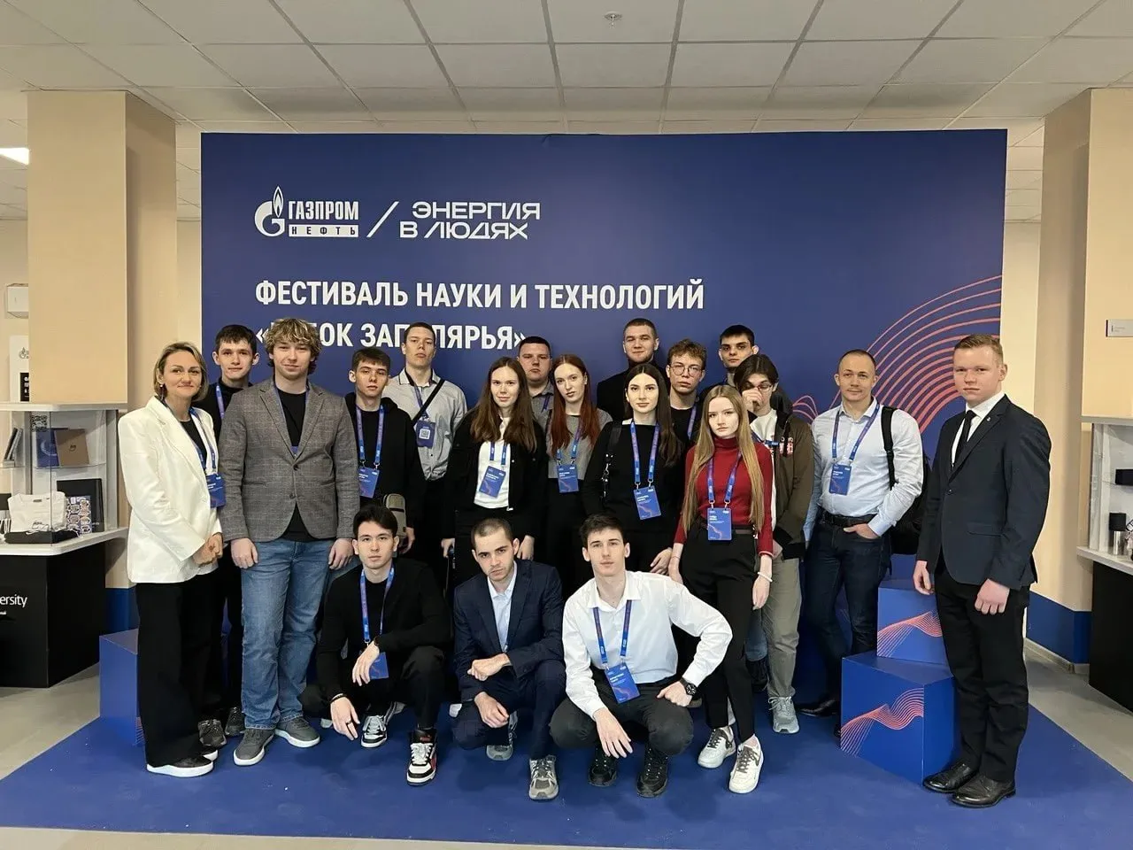 Проекты представляли и награды взяли Аспирант кафедры Разработка и эксплуатация нефтяных и газовых месторождений Артем Трифонов занял первое место на фестивале науки и технологий Кубок Заполярья Он представил в секции Технология добычи нефти и газа проект по разработке афронсодержащего состава для целей временной изоляции пласта Студентов института нефтегазовых технологий Ирину Гайду и Руслана Бурганова отметили специальным призом за актуальность предлагаемого решения А Никита Сычев выиграл прохождение практики в Газпромнефть Заполярье Студент химико технологического факультета Денис Васин стал лучшим в спецноминации Зрелая идея в секции Газ Интеллектуальные соревнования проходили в Тюмени В этом году они объединили 150 учащихся вузов и колледжей из Москвы Тюмени Томска Самары и Уфы Двухдневная программа включала газовый кейс чемпионат защиту научно исследовательских проектов а также развивающий трек МАХ ВК ДЗЕН
