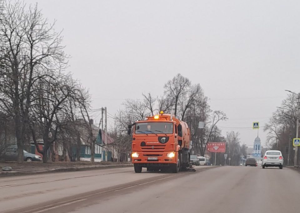 В Курске продолжается уборка дорог  Техника, которая обычно используется летом, приводит проезжую часть к санитарным нормам. Вакуумно-подметальная машина убирает пыль с улиц и очищает их от грязи.  — Нетипичная погода требует нетипичных решений от коммунальщиков, — отметили в мэрии.  Также, пока на улице сохраняется плюсовая температура, дорожники моют остановки. При минусе подобные работы проводить опасно, потому что они создают риск гололеда.