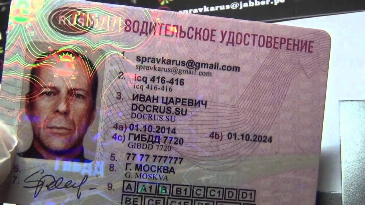 В п. Островское сотрудники полиции привлекли к уголовной ответственности мужчину, который использовал поддельное водительское удостоверение. В ходе несения службы экипаж ДПС остановил для проверки документов «Опель». Выяснилось, оригинальные права принадлежали жительнице Ростовской области. В ходе проверки было установлено, что еще в 2020 году житель г. Фурманов Ивановской области четырежды провалил теоретическую часть экзамена на получение прав. Спустя 3 года он увидел в социальной сети рекламу о получении удостоверения без сдачи экзамена. Мужчина отправил свои паспортные данные и деньги в размере 30 тысяч рублей, а спустя несколько дней заказным письмом получил готовый поддельный документ. В отношении мужчины дознавателями МО МВД России «Островский» возбуждено уголовное дело по признакам преступления, предусмотренного ч.3 ст. 327 УК РФ использование поддельного документа , санкция статьи предусматривает лишение свободы до 1 года. #мвд #кострома #госавтоинспекция