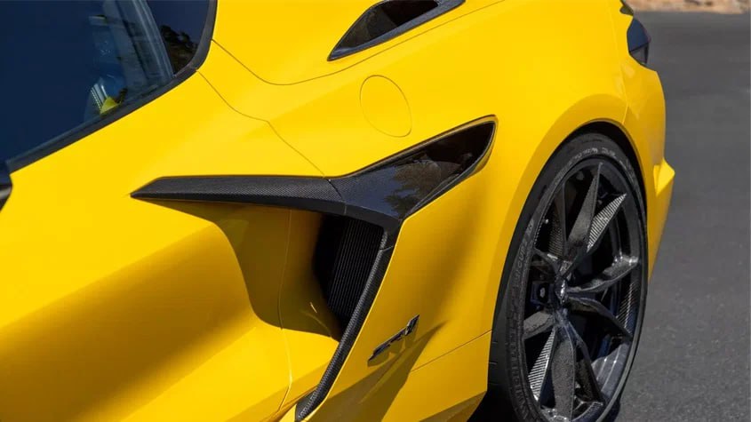 GM остановил продажи Chevrolet Corvette из за опасности пожара Концерн обнаружил что некоторые Corvette актуального поколения могут вспыхнуть из за ошибок при заправке бензином Дилерам разослано уведомление о временном прекращении продаж суперкаров В отзывной кампании участвуют Corvette Z06 и ZR1 2023 2026 модельного года то есть как уже реализованные так и совершенно новые автомобили Выяснилось что если при заправке пролить бензин на заливную горловину то расположенный с той же стороны вентилятор охлаждения двигателя может сдуть пары или капли топлива на раскалённые компоненты Соответственно имеется риск возгорания На сервисных центрах заливную горловину бака суперкара снабдят дополнительным экраном для отвода пролитого топлива autoruonline