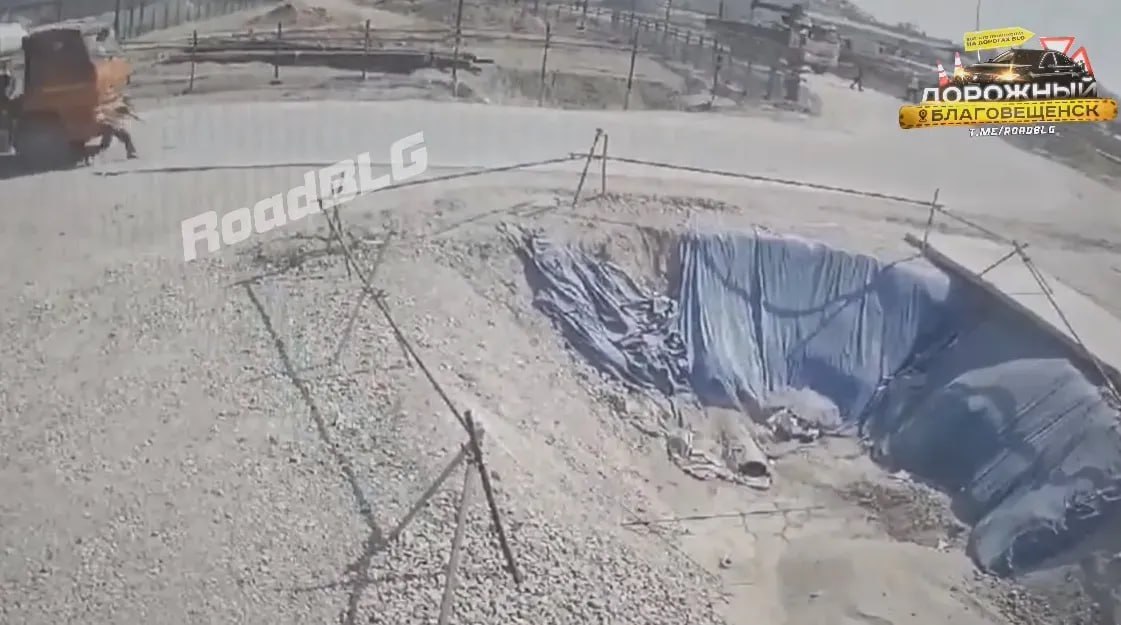В Свободненском районе КамАЗ задавил сотрудницу охранного предприятия ДТП со смертельным исходом произошло в Свободненском районе. На строительном объекте сбили и задавили женщину. Кадры с места происшествия опубликовал Telegram-канал "Дорожный Благовещенск". Инцидент произошел 26 мая в дневное время. Водитель автомобиля КамАЗ - мужчина 1986 года рождения, наехал на сотрудницу частного охранного предприятия, обслуживающего данный объект. Пострадавшая - женщина 1977 года рождения - от полученных травм скончалась в медицинском учреждении. "В настоящее время следователями проводится проверка по данному факту. Устанавливаются обстоятельства и причины произошедшего. По окончании проверки будет принято решение в соответствии с действующим законодательством", - сообщили в УМВД России по Амурской области. ТЕЛЕПОРТ.РФ – здесь все об Амурской области Написать нам
