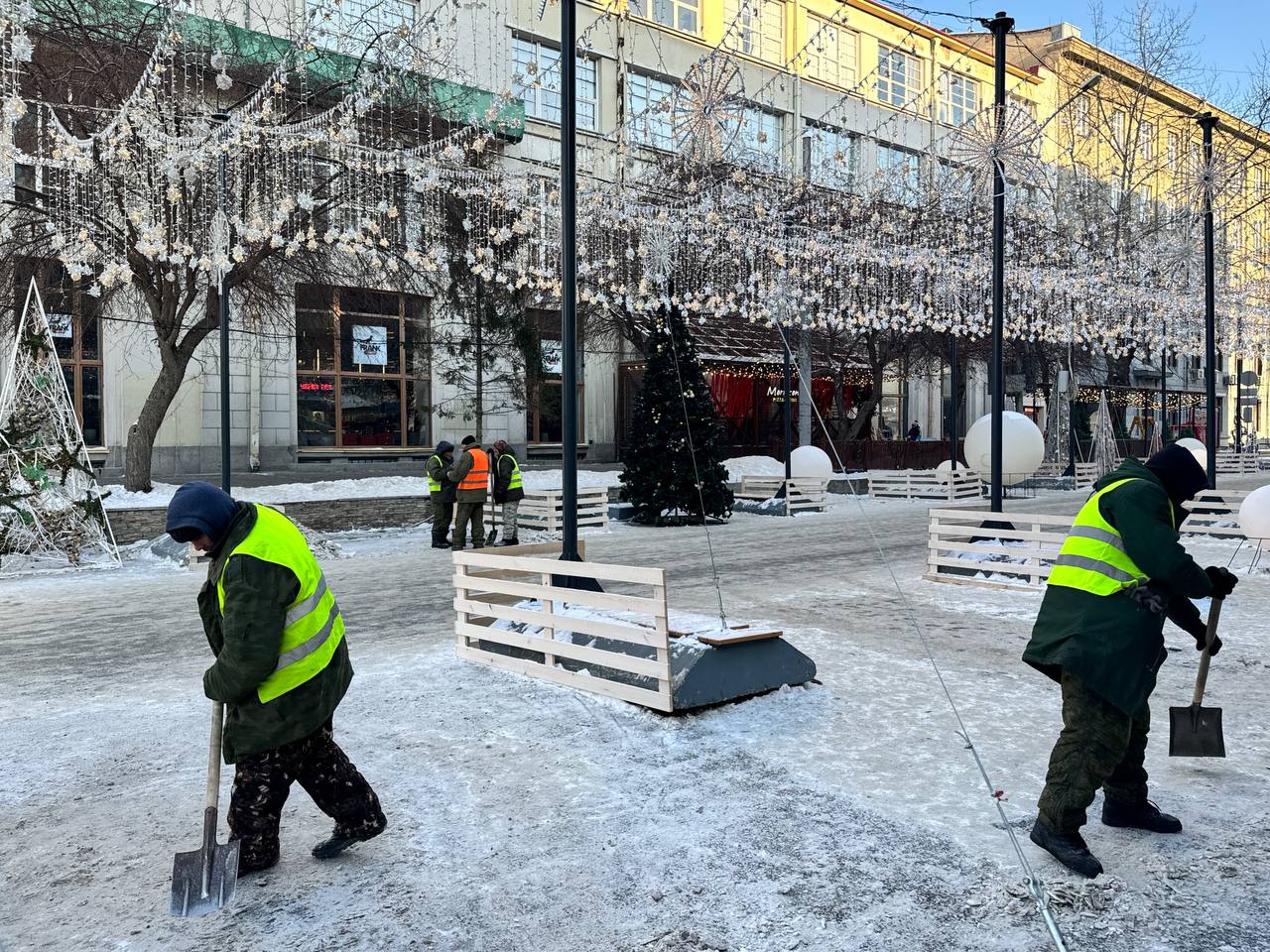 Городские службы готовятся к бесперебойной уборке снега в новогодние праздники – на улично-дорожной сети и в местах массовых гуляний горожан: ледовых городках, парках и скверах.  Дорожные службы будут работать в круглосуточном режиме. На дороги города планируется выводить до 450 единиц уборочной техники в сутки, при обильных снегопадах это количество увеличат. На случай аварийных ситуаций подготовлена тяжёлая техника. Также службы готовы устранять аварии на линиях наружного освещения и светофорных объектах.