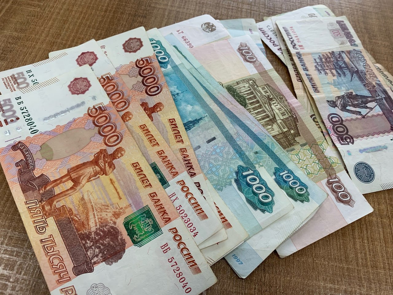 Реальные доходы жителей Кировской области в 2024 году выросли на 4,8%, но в первом квартале 2025 года рост замедлился до 0,8%. Средний доход на человека за первые три месяца 2025 года составил 41 935 рублей, расходы — 35 939 рублей. Средняя зарплата выросла на 16,8% и достигла почти 62 тысяч рублей. Среди регионов Приволжья Кировская область показывает низкий рост доходов, уступая соседям — Нижегородской области, Удмуртии и Мордовии.
