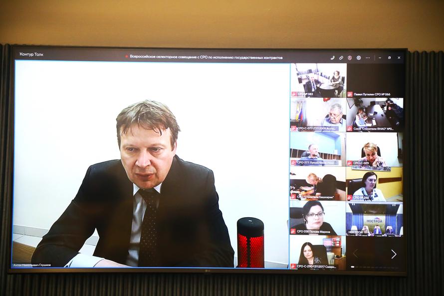 НОСТРОЙ разработал рекомендации подрядчикам для успешного исполнения нацпроектов и предотвращения появления недостроев  1   Национальным объединением строителей разработаны рекомендации для подрядных организаций по недопущению нарушений при исполнении государственных контрактов в рамках реализации национальных проектов. Об этом шла речь на всероссийском онлайн-совещании с представителями СРО, которое провел президент НОСТРОЙ Антон Глушков 1 июля.    Поводом для проведения онлайн-встречи в расширенном формате послужила сложившаяся ситуация в сфере закупок строительных работ для обеспечения государственных и муниципальных нужд.    По данным Счетной палаты Российской Федерации, из общего числа государственных и муниципальных контрактов 37,4% выполнены в полном объеме, 16% — расторгнуты, остальные находятся на исполнении, в том числе с просроченными сроками завершения работ. В 60,4% от общего числа контрактов менялись основные условия.  «Нередко на отраслевых совещаниях в адрес строительных организаций, допустивших нарушения при выполнении госзаказа, от органов исполнительной власти звучат нелестные отзывы — «недобросовестные подрядчики». Хотя зачастую большая часть проблем связана вовсе не с этим, а, скорее, с недостаточным опытом участия строительной компании в торгах. Поэтому негативную риторику необходимо менять», — сказал глава НОСТРОЙ.   Первым шагом на пути к решению этой задачи стала система рекомендаций еще на стадии торгов  когда не определен подрядчик . Основная цель этого инструмента — помочь строительным организациям выстроить правильный алгоритм действий по соблюдению нормативных требований в сфере госзакупок, начиная с выхода на торги.  «Система рекомендаций НОСТРОЙ позволяет на ранних этапах провести анализ конкурсной документации на предмет соответствия законодательству в области ценообразования. Благодаря такому подходу у СРО появляется возможность нивелировать риски, связанные с дальнейшим выбором подрядной компании и исполнением контрактов. Но самое главное — рекомендации позволяют избежать недостроев и повысить эффективность реализации национальных проектов», — уточнил президент НОСТРОЙ Антон Глушков.