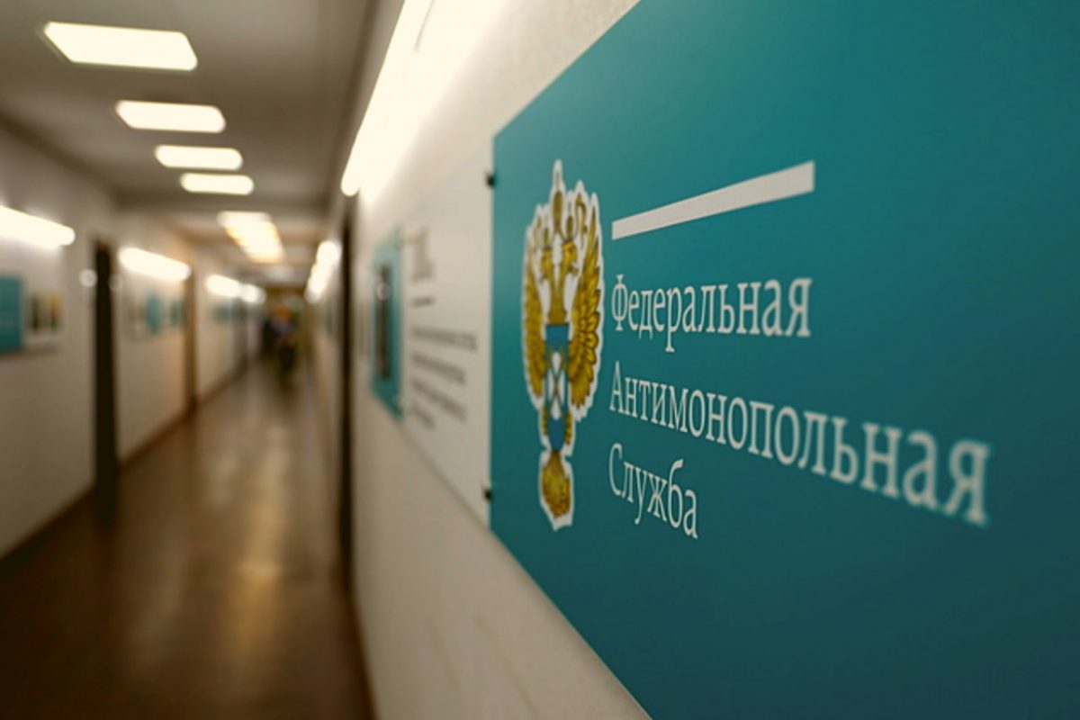 ФАС начала дело против "Газпром ГНП продажи"  Федеральная антимонопольная служба  ФАС  России начала расследование в отношении "Газпром ГНП продажи"  дочерней структуры "Газпрома"  из-за резкого снижения объемов продаж топлива на биржевых торгах. Об этом сообщила пресс-служба ведомства.   "В период сезонного и повышенного спроса ФАС считает такие действия недопустимыми и содержащими признаки нарушения антимонопольного законодательства", – отметили в службе.   По данным ФАС, с 20 мая по 27 июня Сургутский ЗСК сократил поставки бензина Аи-92 на 74%, а Аи-95 – на 50%.   "Кроме того, "Газпром ГНП продажи" производил закупку автомобильных бензинов у других нефтяных компаний, что привело к снижению объемов реализации другим потребителям в рамках биржевых торгов", –отметили в службе.    ФАС расценила эти действия как потенциально ведущие к росту цен на топливо и нарушающие антимонопольное законодательство.   В службе подчеркнули, что компания обязана соблюдать закон "О защите конкуренции" и обеспечивать стабильные поставки на биржу.  Ранее, в середине июня, ФАС уже запрашивала у "Газпрома" объяснения по поводу сокращения биржевых продаж. Служба предупредила, что подобные действия в период сезонного спроса недопустимы. Тогда речь шла об отгрузках с Астраханского ГПЗ и Сургутского ЗСК, которые производят бензин и дизель.