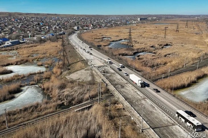 В Волгоградской области завершается подготовка к реализации масштабного проекта по реконструкции очередного участка федеральной автотрассы «Волгоград — Каменск-Шахтинский — Луганск».   Как сообщает ИА «Высота 102», ФКУ «Упрдор Москва — Волгоград» объявило о поиске подрядной организации, которой предстоит обновить автомагистраль в границах посёлка Горьковского и западного подъезда к Новому Рогачику.  - Ранее в 2022 году мы завершили строительство участка автотрассы А-260 в границах посёлка Горьковского, где была построена современная четырёх полосная объездная дорога, а также развязки и путепроводы, позволяющие беспрепятственно проезжать через железнодорожные пути. Сейчас же мы готовимся приступить к реализации нового этапа реконструкции магистрали. На этот раз будет расширен участок дороги с 24 по 42 километр, - рассказали журналистам в пресс-службе казённого учреждения.     Подробнее