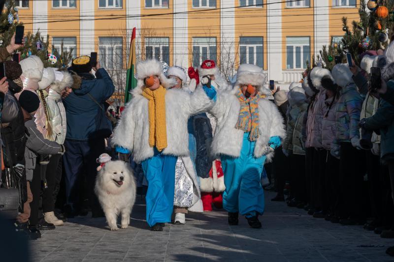 Более 150 героев из русских народных сказок встретятся на Ёлках Забайкалья в Чите Краснокаменские Василисы Премудрые Бальжин Хатан из Дульдургинского конь Юлий из Карымского Кикимора из Александрово Заводского Избушка на курьих ножках из Нерчинского округов соберутся 14 декабря на Театральной площади в Чите во время праздника Ёлки Забайкалья 12 На фестиваль приедут два волшебных валенка из Кыринского округа шелопугинский Чебурашка а также улётовский Черномор За день до праздника участники фестиваля украсят ели в русском народном семейском эвенкийском и других стилях По бурятской легенде Бальжин Хатан отдали замуж за монгольского князя а её приданным стали 11 бурят рода хори Свекровь не приняла Бальжин и она вместе со своим народом сбежала из Монголии Погоня за девушкой настигла народ в Забайкалье Чтобы скрыться девушка прыгнула водоём на месте которого образовалось озеро Бальзино Фото Евгения Галузы ChitaMedia Забайкальский край