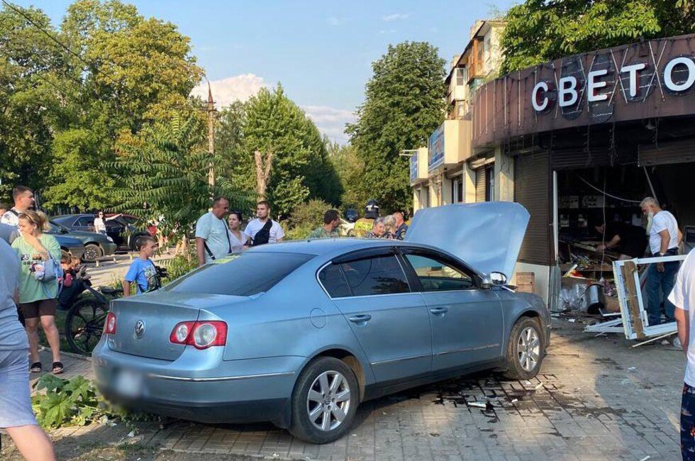 В Макеевке пьяный водитель сбил сразу четырех женщин 58-летний мужчина на Volkswagen Passat выехал за пределы проезжей части и врезался в магазин, задев четырех женщин. Двум из них потребовалась госпитализация, остальным оказали медицинскую помощь на месте. К счастью, никто не погиб! Фото: Официальный ТГ-канал МВД по ДНР Читать полностью Подписаться