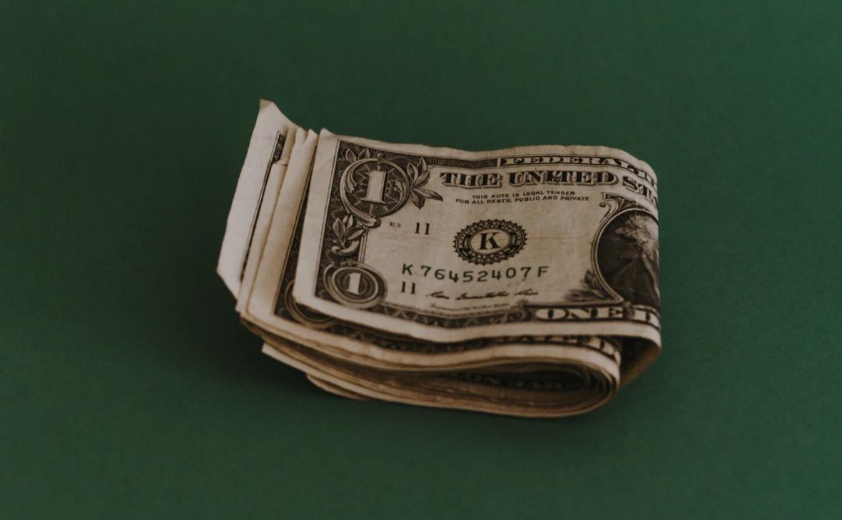 Что будет с вашими инвестициями если подождать 200 лет Что оказалось самым выгодным вложением за два столетия акции облигации или золото Аналитики Deutsche Bank провели масштабное исследование и проследили как менялась доходность активов за последние 200 лет в десятках стран Вот как распределились активы по средней реальной доходности Акции 4 9 годовых Портфель 60 40 акции облигации 4 2 Государственные облигации 2 6 Векселя 1 9 Золото 0 4 Наличные минус 2 Исследователи пришли к выводу что акции остаются самым прибыльным инструментом на длинной дистанции Высокая доходность достается тем кто готов к риску уверены в Deutsche  Однако чем короче срок инвестиций тем выше шанс что акции вообще не принесут никакой прибыли Более того за последние 200 лет они не всегда были лидерами в XXI веке первое место по доходности заняло золото Подробнее о том как менялась стоимость разных активов на протяжении 200 лет и какое место в этом заняла Россия Во что лучше было инвестировать в мире за 200 лет А где Россия Спойлер российские акции и облигации стали лидерами по номинальной годовой доходности среди развивающихся стран с 1999 года Подписаться на Сам ты инвестор