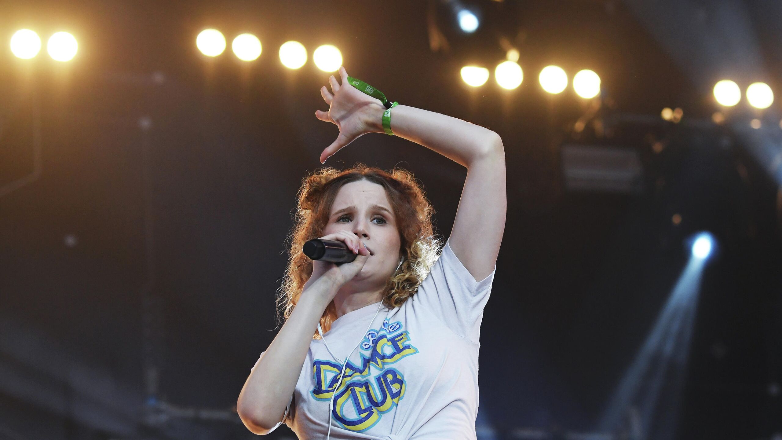 Признанную иноагентом певицу Монеточку Елизавета Гырдымова увезли на скорой с концерта в Риге из за начавшегося прямо на сцене отека Квинке У меня прямо во время концерта случился отек Квинке В первый раз такое Начала задыхаться на сцене увезли на скорой теперь вот в больнице прокололи лекарства Уже дышу нормально но пока плохо соображаю Первым делом решила написать вам и извиниться написала певица в соцсети Instagram принадлежит Meta деятельность которой запрещена в России как экстремистская Минюст РФ включил Монеточку в реестр иностранных агентов в январе 2023 года Внесена в реестр иноагентов Деятельность Meta соцсети Facebook и Instagram запрещена в России как экстремистская