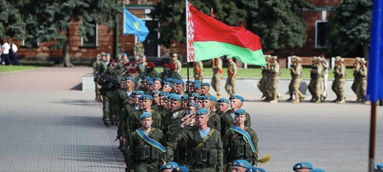 В Беларуси готовятся к учениям Коллективных сил ОДКБ На полигонах Лепельский и Лосвидо с 26 по 29 августа соберутся военные контингенты из Казахстана Кыргызстана России и Таджикистана сообщили в организации Программа манёвров включает три этапа Эшелон 2025 отработка материально технического обеспечения Поиск 2025 проведение разведывательных мероприятий в интересах КСОР Взаимодействие 2025 совместная операция по урегулированию кризисной ситуации в условном государстве члене ОДКБ Особенностью этих учений в 2025 году является то что замыслы их проведения тесно увязаны с замыслом совместного стратегического учения вооруженных сил Республики Беларусь и Российской Федерации Запад 2025 отметили в ОДКБ