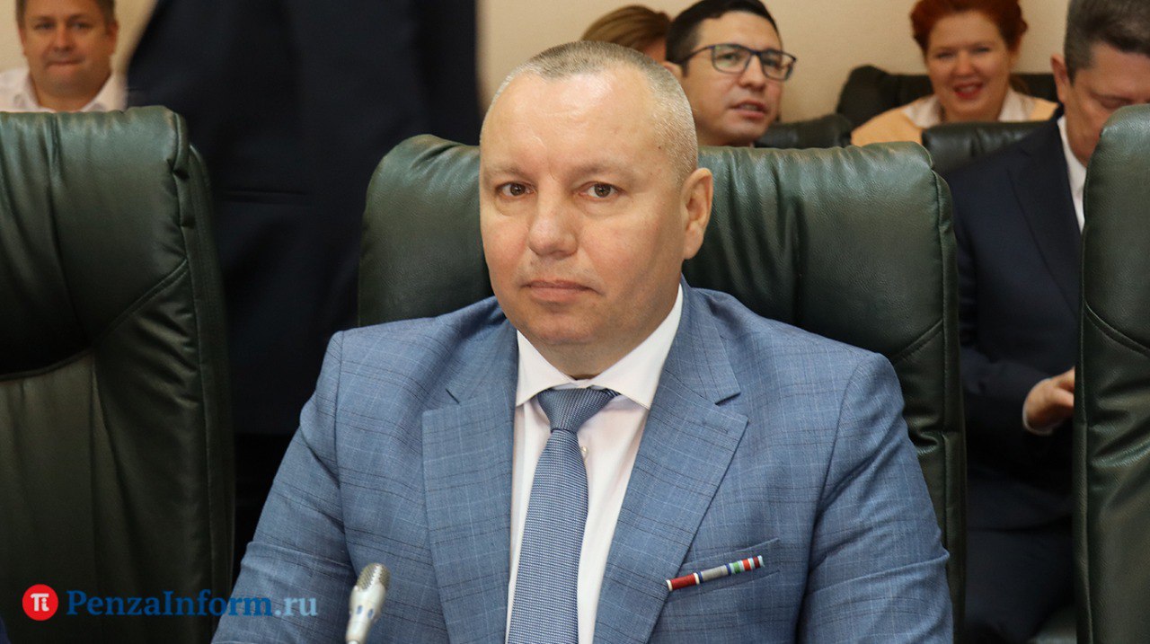 В Пензе разгорелся скандал вокруг депутата гордумы Алексея Иванова. Его заподозрили в ношении чужих наград. В думу якобы было направлено обращение нескольких ветеранов спецназа и СВО с просьбой проверить законность ношения боевых наград депутатом. Поводом стали снимки в соцсетях, на которых Алексей Иванов сфотографирован с медалью «За отвагу», орденом Мужества и медалью СССР «За отвагу». Отмечается, что последнюю он не мог получить в силу возраста, а об ордене нет данных. Алексей Иванов отреагировал на критику постами в ВК. Первый был размещен 28 апреля. «СИЛА - В ПРАВДЕ! А ПРАВДА - ЗА НАМИ! Немного слов по поводу тиражируемой в интернет-пространстве информации о новом грандиозном шухере в Пензенской городской думе. Честно скажу для тех, кто замутил: овчинка выделки не стоит! Не напрягайтесь, а то надорветесь...» - написал депутат и добавил видео, где заявил о готовности встретиться с ветеранами и показать им удостоверения к наградам. 29 апреля депутат выложил в ВК снимки удостоверений к медали «За отвагу» 1996 год и ордену Мужества 1997 год . «Вряд ли тем, кто это затеял и исполнил, будет совестно за эту ложь. Но, думаю, мое обращение в прокуратуру всех отрезвит, вернет в реальность и заставит хоть немного задуматься об ответственности за клевету», - подписал снимки Алексей Иванов. По поводу медали СССР «За отвагу» депутат дал комментарий изданию «Подъем», признав, что какое-то время носил муляж. Он надевал его, потому что свою медаль потерял. Позже ему сделали дубликат. Алексей Иванов с 1994 по 1996 год проходил срочную службу в ВС РФ. Принимал участие в боевых действиях на Северном Кавказе. Был направлен для дальнейшего прохождения службы в отдельный батальон ООН в бывшей Югославии. Ветеран боевых действий.