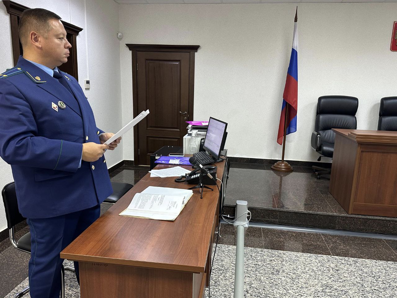 Ульяновский областной суд удовлетворил апелляционное представление прокуратуры Ульяновской области и отменил незаконный оправдательный приговор Новоспасского районного суда в отношении местного жителя обвиняемого в совершении преступления по ч 3 ст 30 ч 1 ст 105 УК РФ покушение на убийство Установлено что 30 марта 2019 года возле кафе на улице Промышленной в р п Новоспасское 40 летний ранее судимый за умышленное причинение средней тяжести вреда здоровью человека Е в ходе спонтанного конфликта нанес знакомому рукой несколько ударов по голове после чего произвел из огнестрельного оружия выстрел в грудь Однако благодаря активным действиям свидетеля произошедшего и своевременно оказанной потерпевшему медицинской помощи жизнь мужчины была спасена Принципиальная позиция прокуратуры Ульяновской области выраженная в соответствующем заключении и апелляционном представлении о незаконности приговора ввиду необоснованного оправдания указанного лица убедила судебную коллегию по уголовным делам Ульяновского областного суда в необходимости отмены судебного решения первой инстанции и направления уголовного дела на новое судебное рассмотрение
