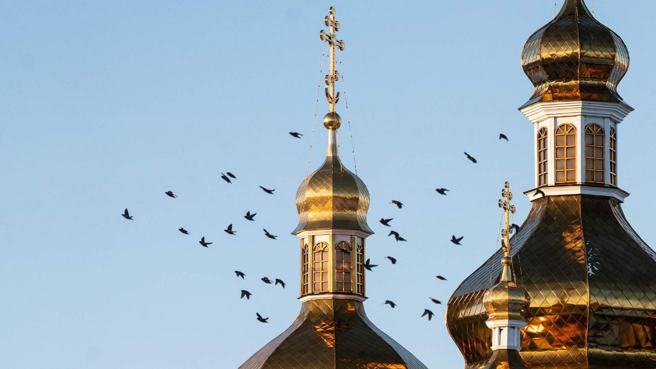 К финальным чтениям в Госдуме подготовлен проект закона о так называемом крестопаде — он запретит изображение храмов без крестов, оставив лишь несколько исключений из этого правила. В частности, нововведение не коснется кино- и фотохроники, а также случаев, когда изображения храмов с крестами может повлечь их осквернение — например, на напольных ковриках или сиденьях в общественном транспорте. Межфракционный законопроект, который направлен на защиту религиозных символов, появился после жалоб депутатам на то, что те же православные кресты «затирают» в СМИ и рекламе.