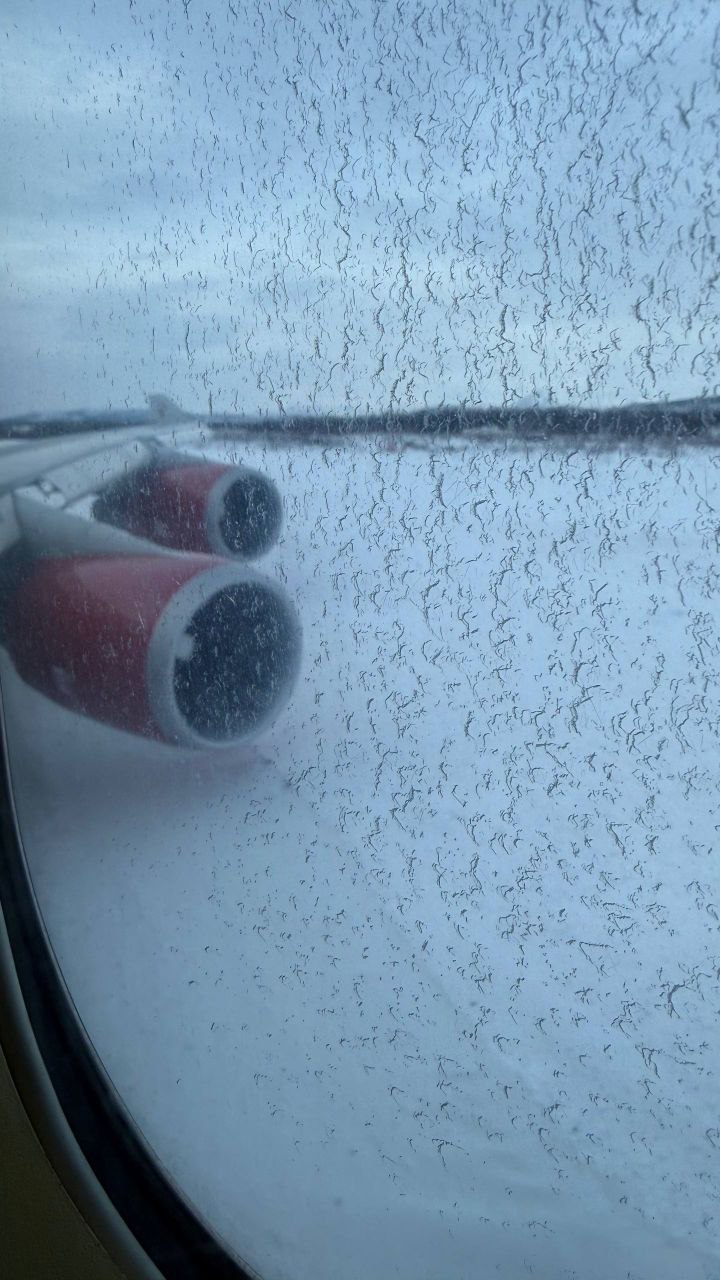 Боинг 747 авиакомпании Россия следовавший рейсом на Москву по сообщению очевидцев не смог взлететь и выехал за пределы полосы